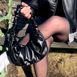 Svart skinnväska  - Assnygg svart väska men kommer inte till användning