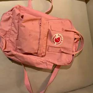 En rosa fjällräven väska använd 2 gånger nypris 1000kr