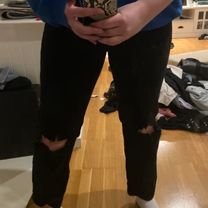 Svarta jeans - Ett par svarta jeans från Weekday storlek S/M  hål där framme 