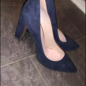 Högklackat - Storlek 40 helt nya. Nypris 1500