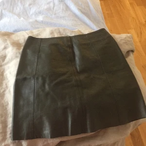 Skinnkappa från Boomerang - Mörkgrön skinnkjol från Boomerang. Strl XS men upplever den som lite större. Använd två ggr. Nypris 3000