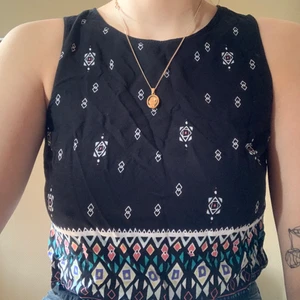 Svart topp med mönster  - Söt svart topp med mönster💖 Öppen i ryggen med knappar🧚🏻‍♂️ Storlek 36!