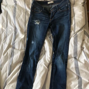 Skinny jeans, Hollister - Smal passform, ett hål vid låret. Bra skick