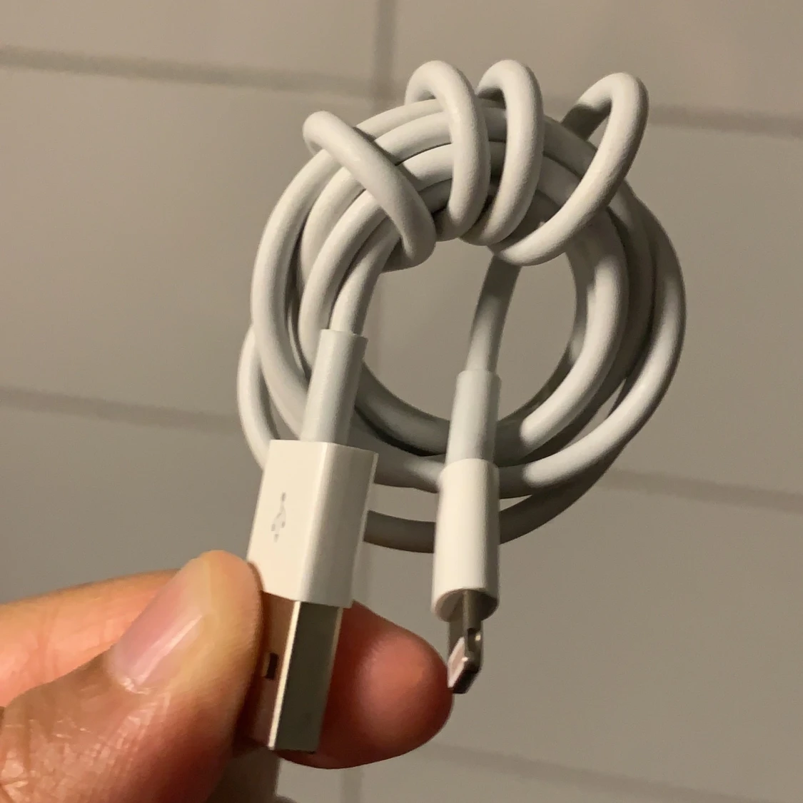 En Vit iPhone Sladd 🔌 📱 