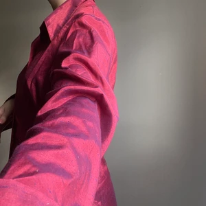 Skjorta/blus strl S-M - Unik sjkorta/blus som skiftar i färgerna rött lila och blått. Köpt second-hand. Pris 75kr exklusive fraktkostnad.  