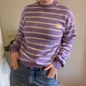 Lila randig sweatshirt  - Superfin lila sweatshirt från junyard, knappt använd. Köparen står för frakt<3