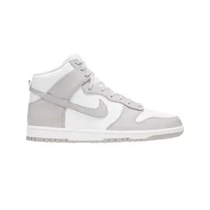 Nike Dunk High ”Vast Grey”  BRAND-NEW 45  38 44.5 42 SOLDOUT 41 SOLDOUT 2199 kr NOW AVAILABLE ONLINE - Restocked.se