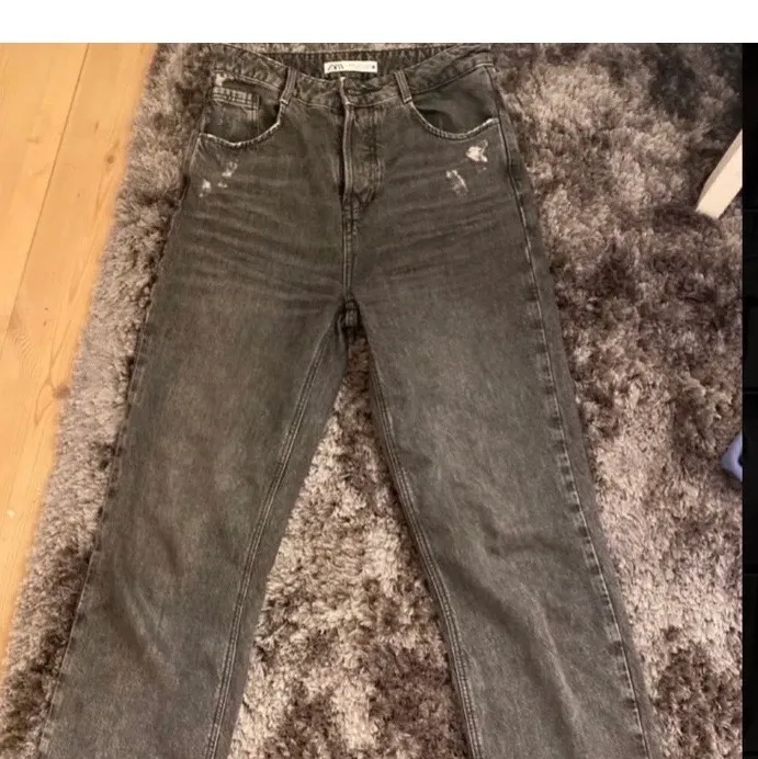 Säljer dessa slutsålda zara jeans med slitningar vid fickorna (de är alltså inte dom gråa zara jeansen som är väldigt högmidjade) utan dessa är normala i midjan skulle jag säga , alltså nånstans mellan lågmidjade och högmidjade!!! Har inte klippt av de så dom är i vanlig längd och passar ända till de som är runt 1,70 !! Men även kortare och du vill ha de lite för långa!! Kund står för frakt (66kr) 💕. Jeans & Byxor.
