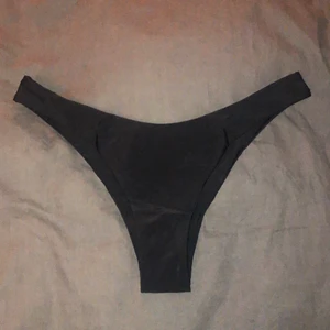 Bikiniunderdel  - Helt ny bikiniunderdel från shein, säljer eftersom jag fick hem fel storlek. Bikinin är inte testad och plastlappen sitter kvar. Köparen betalar för eventuell frakt.