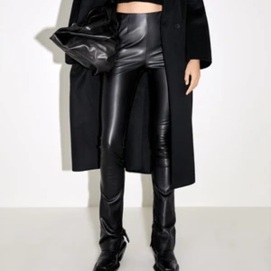 Skinn byxor - Säljer mina sjukt snygga skinnbyxor som jag beställde i helt fel storlek:( dem är super sköna och jätte snygga då jag va tvungen att testa dem, dem är annars helt oandvönda🦋