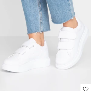 nelly shoes kardborre - superfina vita skor med kardborre, köpta för längesen men aldrig använda så så gott som nya, inte exakt som på den första bilden men hittar nt dom exakta, köpta för 449 om jag minns rätt, säljes pga dom inte passar mig och ligger bara därför i garderoben tyvärr! passar nog någon med storlek 37 oxå! köparen står för frakt