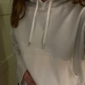 Vit hoodie - Söt vit hoodie ifrån h&m, aldrig använd, storlek S