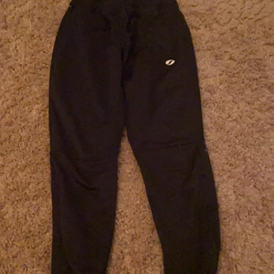 Byxor - Hej jag säljer ett par byxor i st 146/152 kostar 170kr inte använt dem någon gång bra skick😃