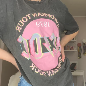 Super cool T-shirt  - En super fin T-shirt från Bikbok som inte är särskilt använd och i storlek S men ganska så stor så passar även på mindre och större storlekar!