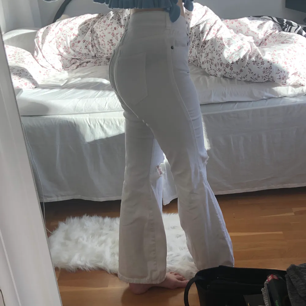 Bootcut-jeans från Dr Denim 💕 knappt använda. Det finns en liten fläck ovanför ena knät, men det syns inte mycket och går säkert att få bort ☺️ Jag är 173 cm.. Jeans & Byxor.