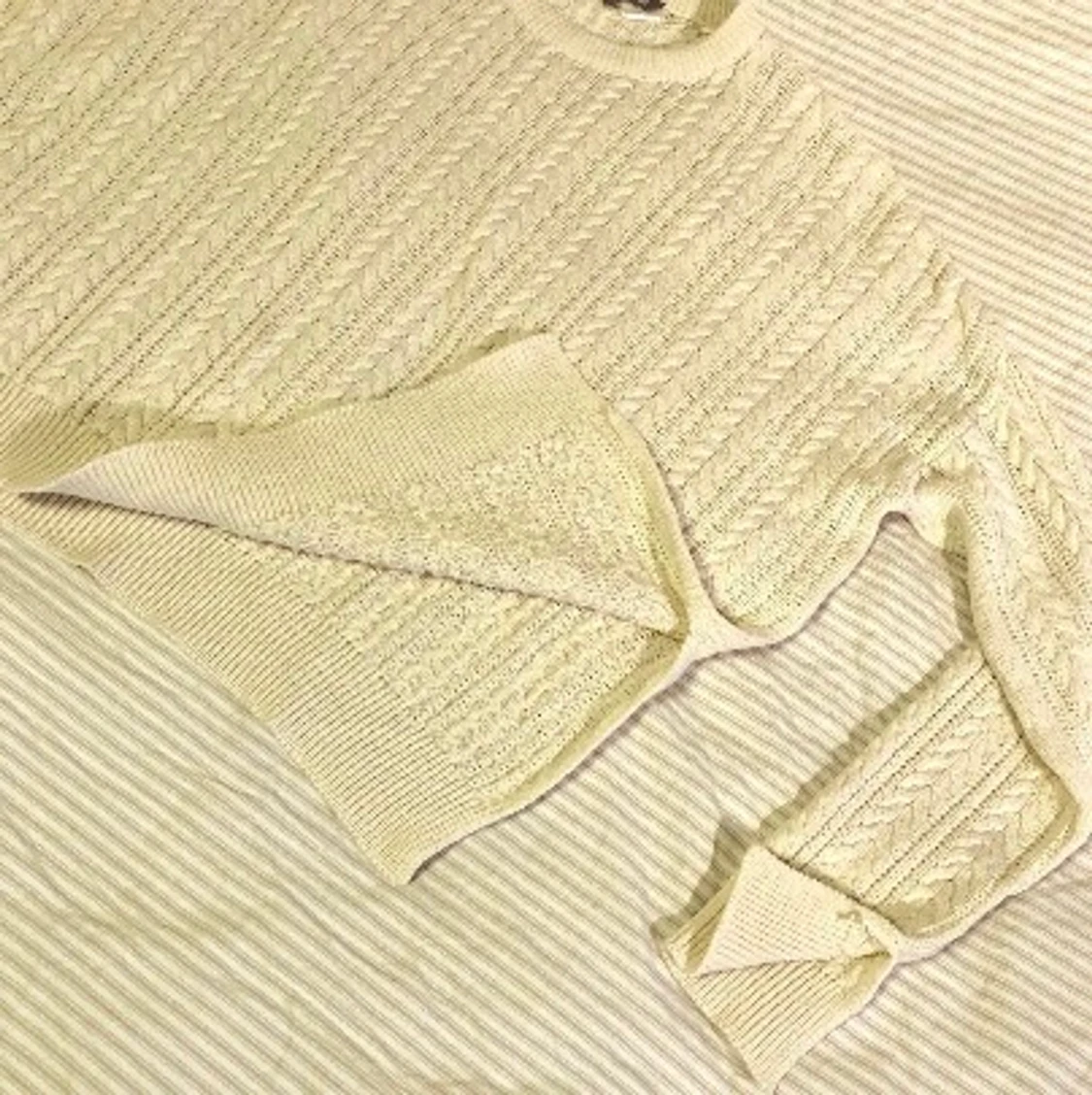 Stickad tröja med slits - 90