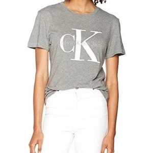 Calvin Klein T-shirt  - Skön T-shirt från ck :) använd en del, därav det lilla märket i mitten av trycket. Annars helt perfekt skick