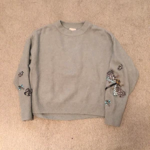 Jumper - 💛 Jumper med jätte fina detaljer från märket H&M, storlek XS. Kan fraktas eller mötas upp 📮