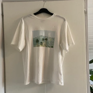 & Other Stories - T-shirt  - Vit T-shirt med tryck från & Other Stories. Köpt för 250. Sparsamt använd. Köparen står för frakten. 🌴
