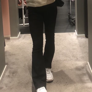 Crocker bootcut jeans  - Supersnygga lågmidjade jeans. Säljer pga växt ur dem. Köpta för cirka 600kr. Jag är 163 cm. Skulle säga storlek xs- s (27:31)