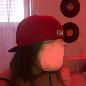 Fitted red cap❤️ - En skitsnygg och trendig keps som är äkta! Den är i bra skick men har tyvärr ej klistermärke på eftersom den är ganska gammal. Om ni vill ha fler bilder så skriv privat!