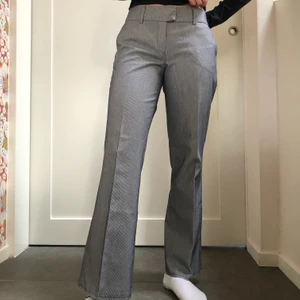 Kostymbyxor - Grå kostymbyxor i storlek 32