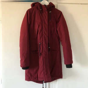 Vinröd vinterjacka i strl Small - Fin vinterjacka i gott skick.