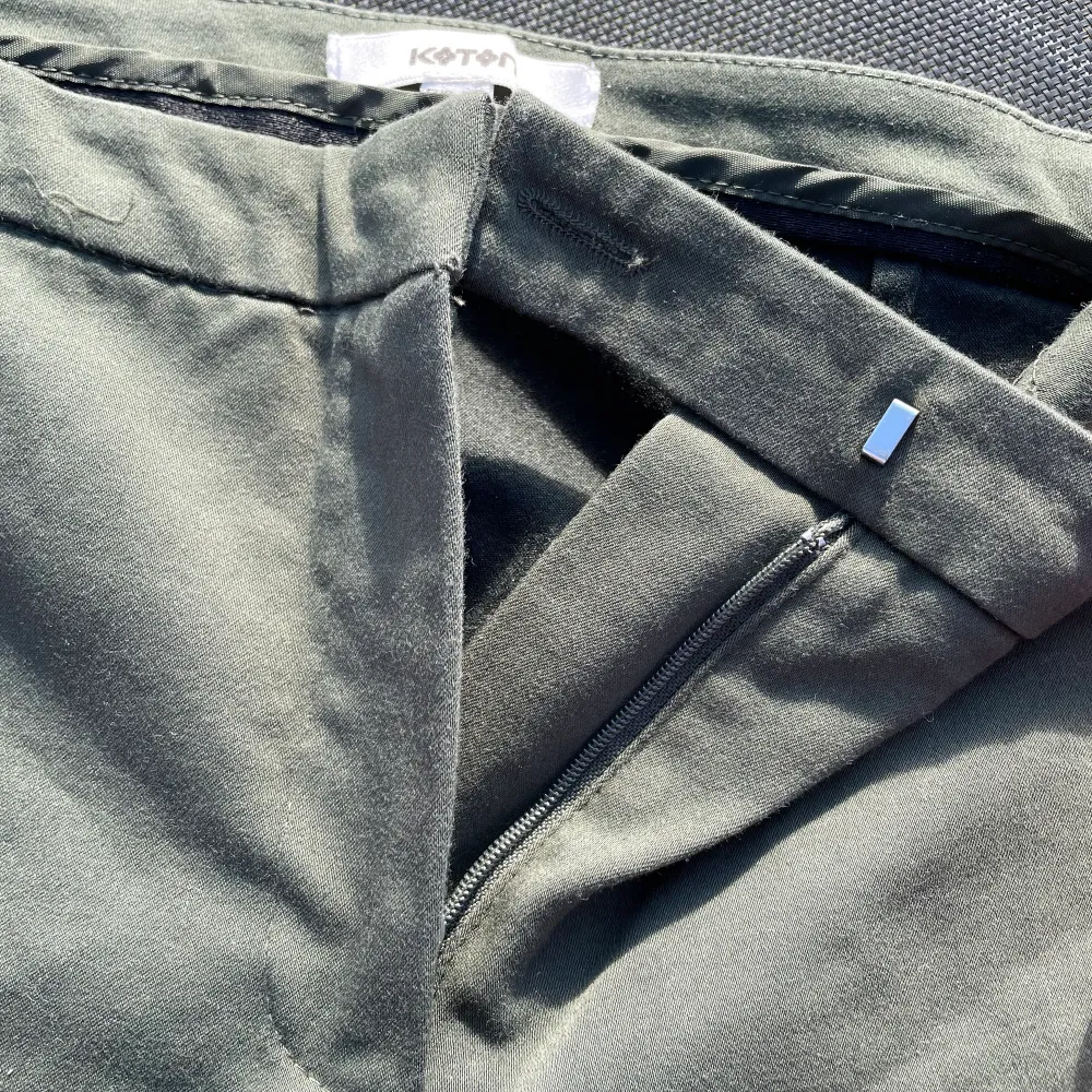 militär gröna kostym byxor . Jeans & Byxor.