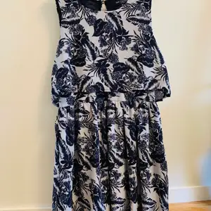 Sommar blå kort klänning från One Clothing (LA) Storlek M  Avhämtning i Norra Djurgårdsstaden eller post vid fraktbetalning, Tar gärna swish