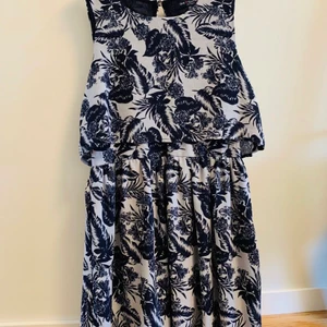 Blå kort klänning, One Clothing (LA) - Sommar blå kort klänning från One Clothing (LA) Storlek M  Avhämtning i Norra Djurgårdsstaden eller post vid fraktbetalning, Tar gärna swish