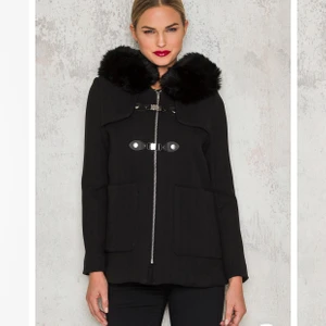 Kappa Dennis Maglic  - • Storlek XS, sitter precis som en xs ej oversized! • Använd men är i fint skick dock är den lite nopprig men de går säkert att få bort. • En vår - början på höst kappa då den ej är så varm. • Säljs då den va alldeles för liten på mig som är 173cm men orkade ej skicka tillbaka den 🙈. • Nypris 1799kr säljs för 500kr. • STÅR EJ FÖR FRAKTEN 🧚🏼‍♀️