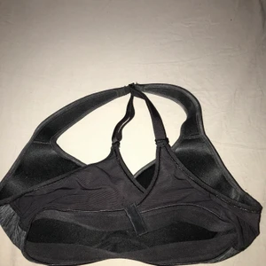Sport bh - Det är en fin oanvänd sport bh. Den är i storlek 75 A och har en fin gråsvart färg.