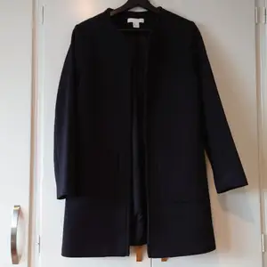 H&M svart kappa från H&M. Endast provad. Köparen står för frakt.