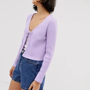 Lila ribbad kofta - Så fin kofta i ribbat material 💜 Nyskick, använt 1-2 gå gånger. Skriv om du vill ha fler bilder! Säljer för 149 + frakt