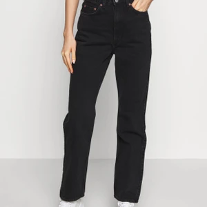 WEEKDAY  - Weekday jeans som knappt är använda och är alltså i väldigt fint skick! Storleken är 28/30 vilket motsvarar s- m beroende på om du vill ha de tajta eller mer lösa💜 svart tvättade är färgen! 