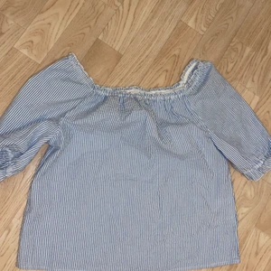 HM,  - Hej! Säljer min off-shoulder topp från HM, använt få gånger. Snart är det sommar då sitter den perfekt!