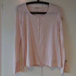 Odd Molly tröja, strl S - Odd Molly farfartröja i ljusrosa. Aldrig använd. Strl S. Köparen står för frakt. (Kan skickas som brev då blir frakten billigare, men då är det ej spårbart)