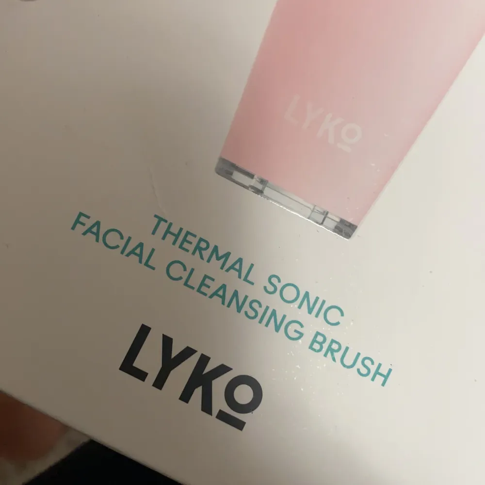 Lyko thermal facial brush är en rengöringsborste med termisk spabehandling och värmefunktion. Oöppnad förpackning. Säljer då den inte kommit till användning för 560:-. Övrigt.