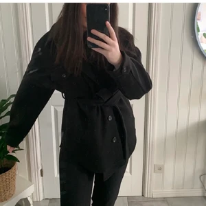 Nelly skjortjacka storlek 34 - måste sälja vidare denna shacket då den var för stor😢 köpt här på plick men i väldigt gott skick, knappt använd av förra ägaren och endast testad av mig. nypris: 699. skriv för mått, fler bilder etc🤍 obs: första bilden är lånad från förra ägaren! 