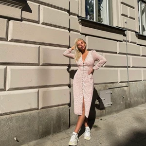 Klänning 🌸🌷 - Säljer min så fina klänning från Adoore. Tyvärr kommer den inte till användning därav känner jag att den kanske kan få ett nytt hem 🥺💕 Köpte den för 1395kr om jag inte minns fel. Skriv för fler bilder/detaljer. Använd 1 gång!!