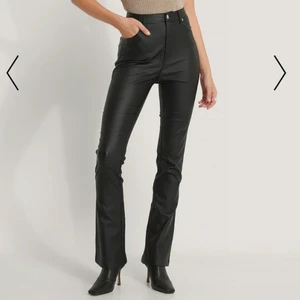 Utsvänga fake-skinnbyxor NAKD - Högmidjade, utsvängda byxor i skinnimmitaion från NAKD. Sparsamt använda. Storlek 36, stretchigt material.