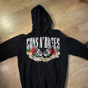 Guns N’ Roses hoodie - Den är rätt liten i storleken, skulle säga att den passar en xs eller xxs. Har använt den typ en gång så det är därför jag säljer den. Köpte den på Emp för 499kr om jag inte minns fel. Tröjan är som gott som ny✨ säljer den för 299+frakt