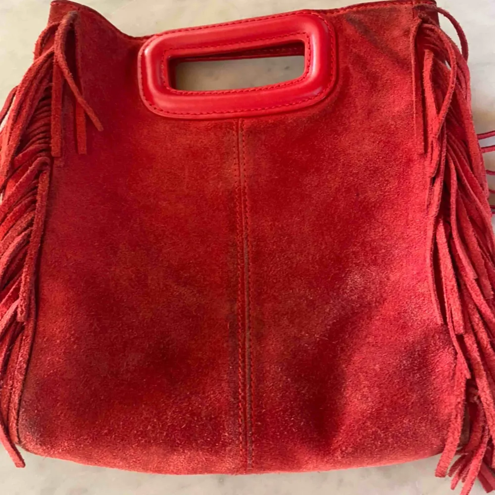 Sälje min röda Maje väska, original pris är runt 2200. Bra skick, skriv till mig o du vill ha mer bilder💕. Väskor.