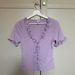 Topp - Säljer denna lika topp med volanger från & other stories. Använd 2-3 gånger. Storlek S. Jättefin till sommaren!✨