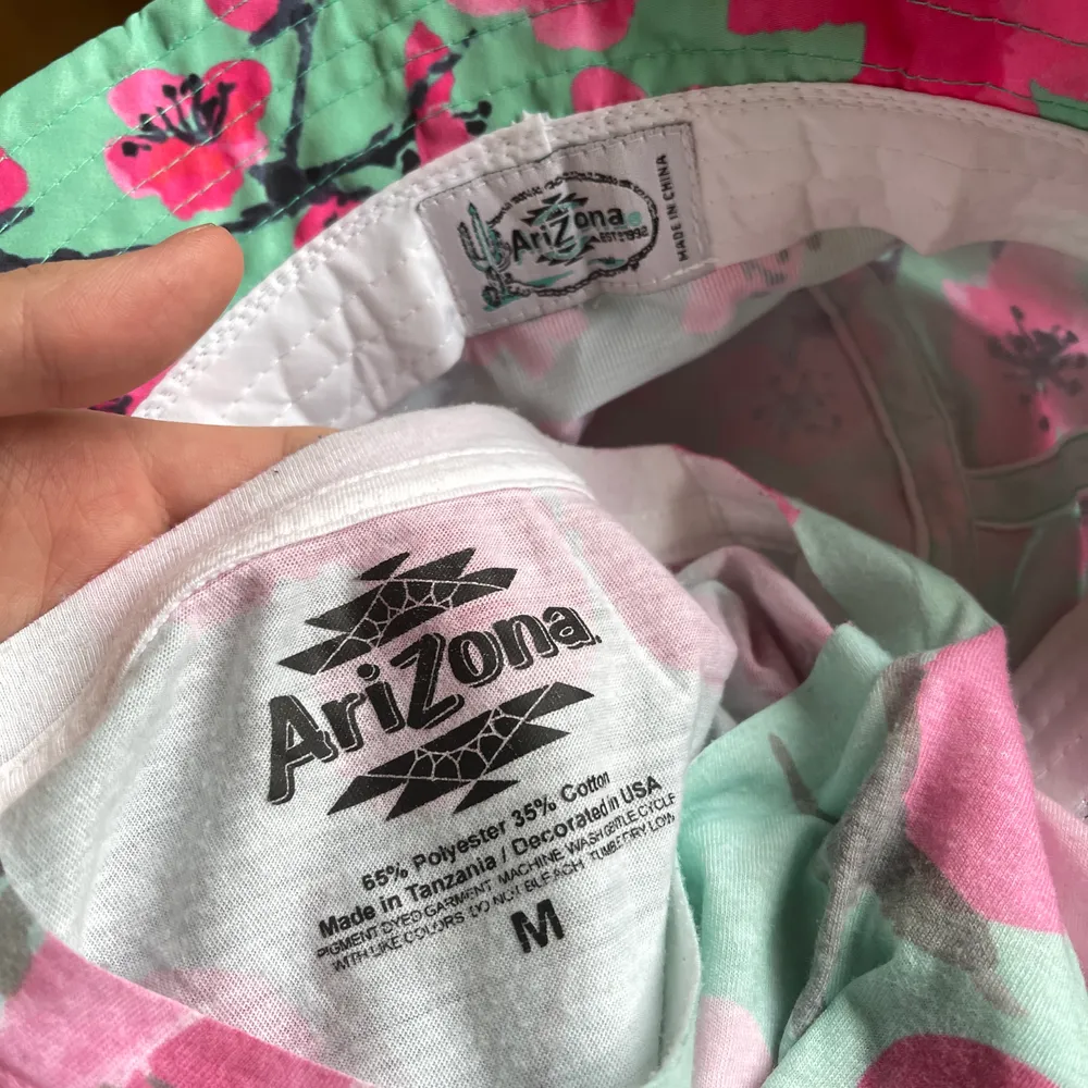 Ett set med official AriZona 🍒 Cherry Blossom t-shirt 👕 + bucket hatten 🎩. Tröjan är Oversized och i Storlek Men’s Medium (M). ❤️ Båda plaggen säljes endast som set. ☺️ Buda gärna på!. Accessoarer.
