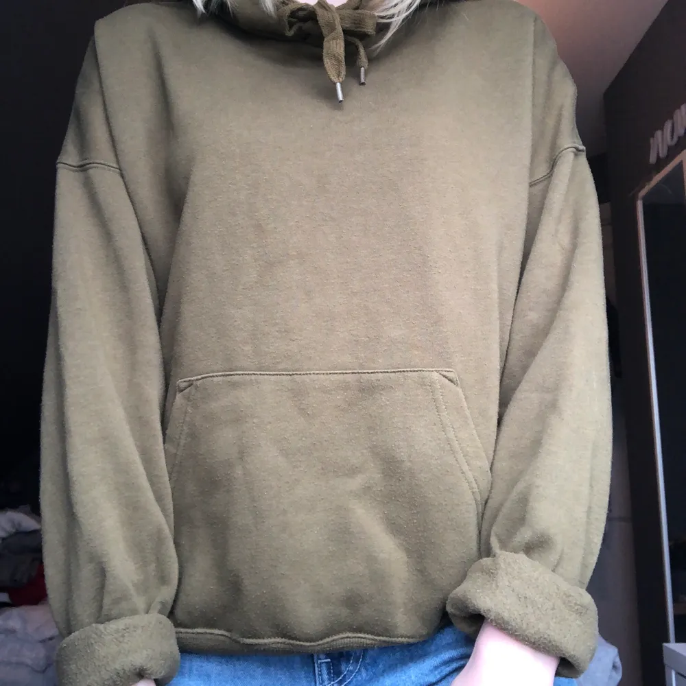 Jag säljer denna sköna hoodien som är perfekt att mysa i. Den är mörkgrön och ser olika ut på bilderna pga ljuset, men jag skulle säga att färgen mer ser ut som den på första bilden. Den har också en stor skön luva!. Tröjor & Koftor.