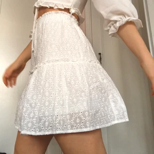 vit kjol - perfekt till studenten eller sommar 🦋 helt ny och aldrig använd då jag beställde hem flera kjolar att välja mellan tills studenten. Passar mig som är S väldigt bra. Har resår i midjan och kan även passa XS. 