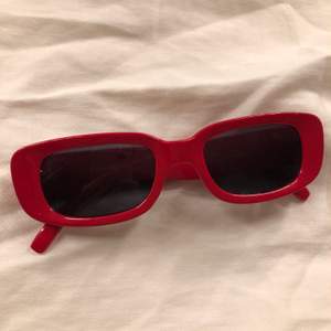 Röda coola vintage solglasögon! Helt oanvända, endast lite smuts på glaset på första bilden. Fint skick