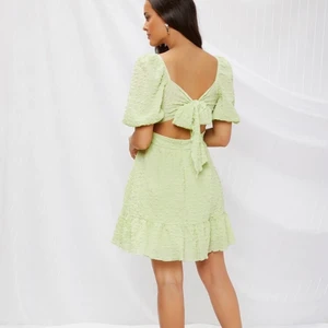 Grön klänning  - Fin grön klänning med öppen rygg. Helt oanvänd då storleken inte passar. Storlek M men är som en S