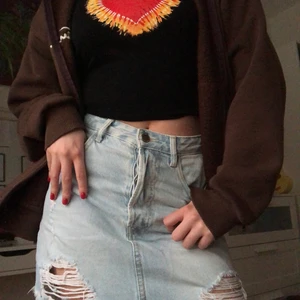 Jeans kjol - Superduper fin jeanskjol som jag säljer eftersom att det inte riktigt är min stil. Den sitter så sjukt bra och har lite slitningar (menade) inga skador och är så gott som ny!!